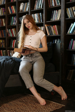 MetArt.com 2025-01-30/[MetArt.com] 25-01-30 Emi Mur - Library (x132) 3840x5760/MetArt_Library_Emi-Mur_high_0006.jpg