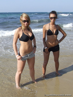 ugotitflauntit.com/08035 Laura and Jade_1280highres/012.jpg