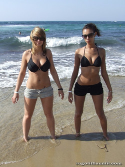 ugotitflauntit.com/08035 Laura and Jade_1280highres/014.jpg