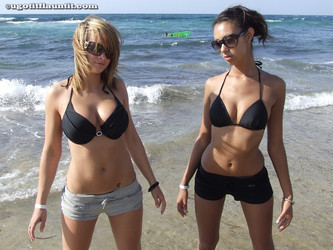 ugotitflauntit.com/08035 Laura and Jade_1280highres/016.jpg