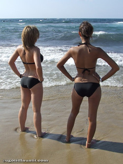 ugotitflauntit.com/08035 Laura and Jade_1280highres/017.jpg