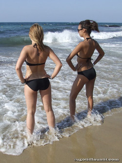 ugotitflauntit.com/08035 Laura and Jade_1280highres/018.jpg