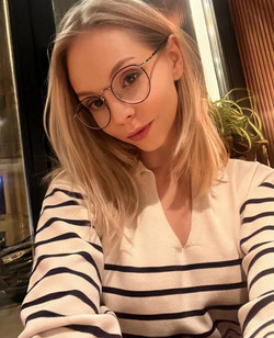 Тёлка разноцветными волосами раздвинула ноги/ (2).jpg